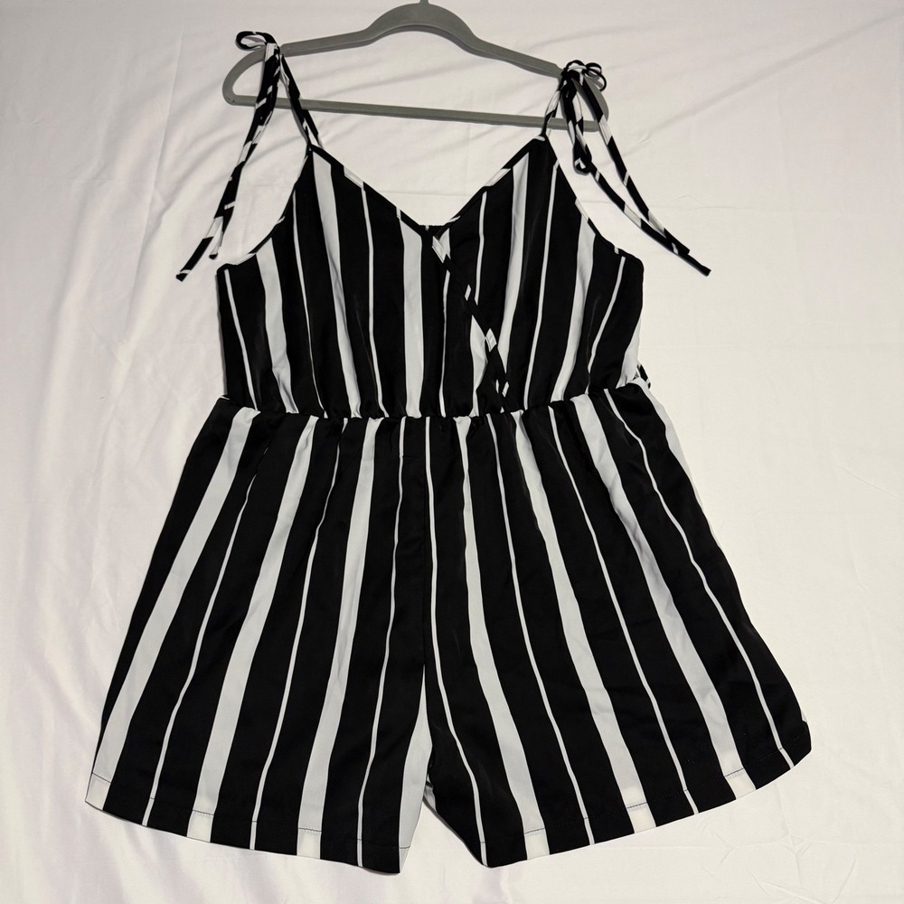 Shorts Romper 2XL Black White‎ Vertical Stripe Tie Shoulder V-Neck Snap Front